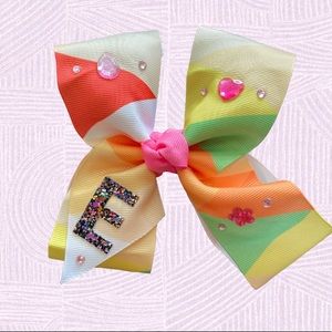 💝 Handcrafted 5 inch hair bow with glitter letter “E” ✨